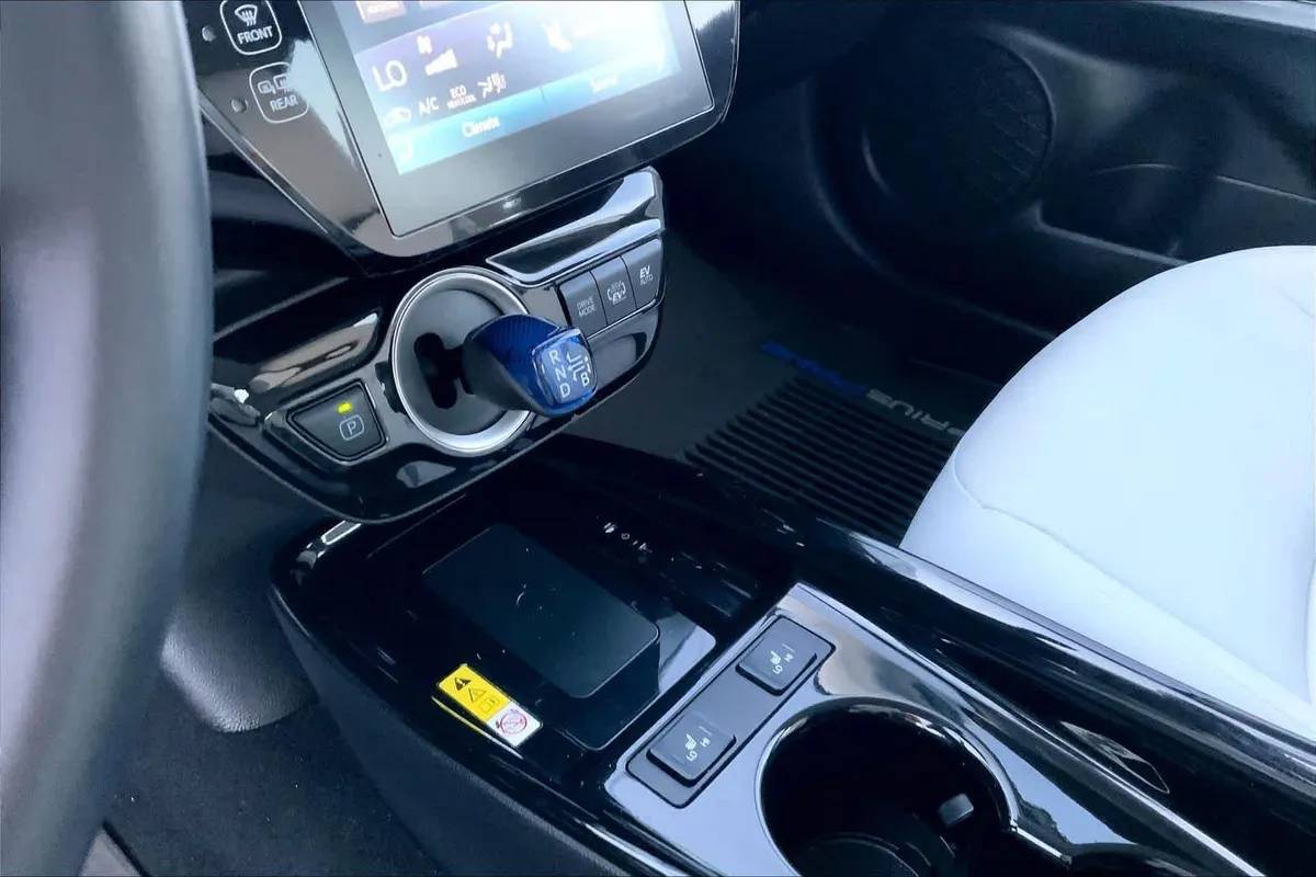 2021 Toyota Prius Prime XLE thumbnail 16