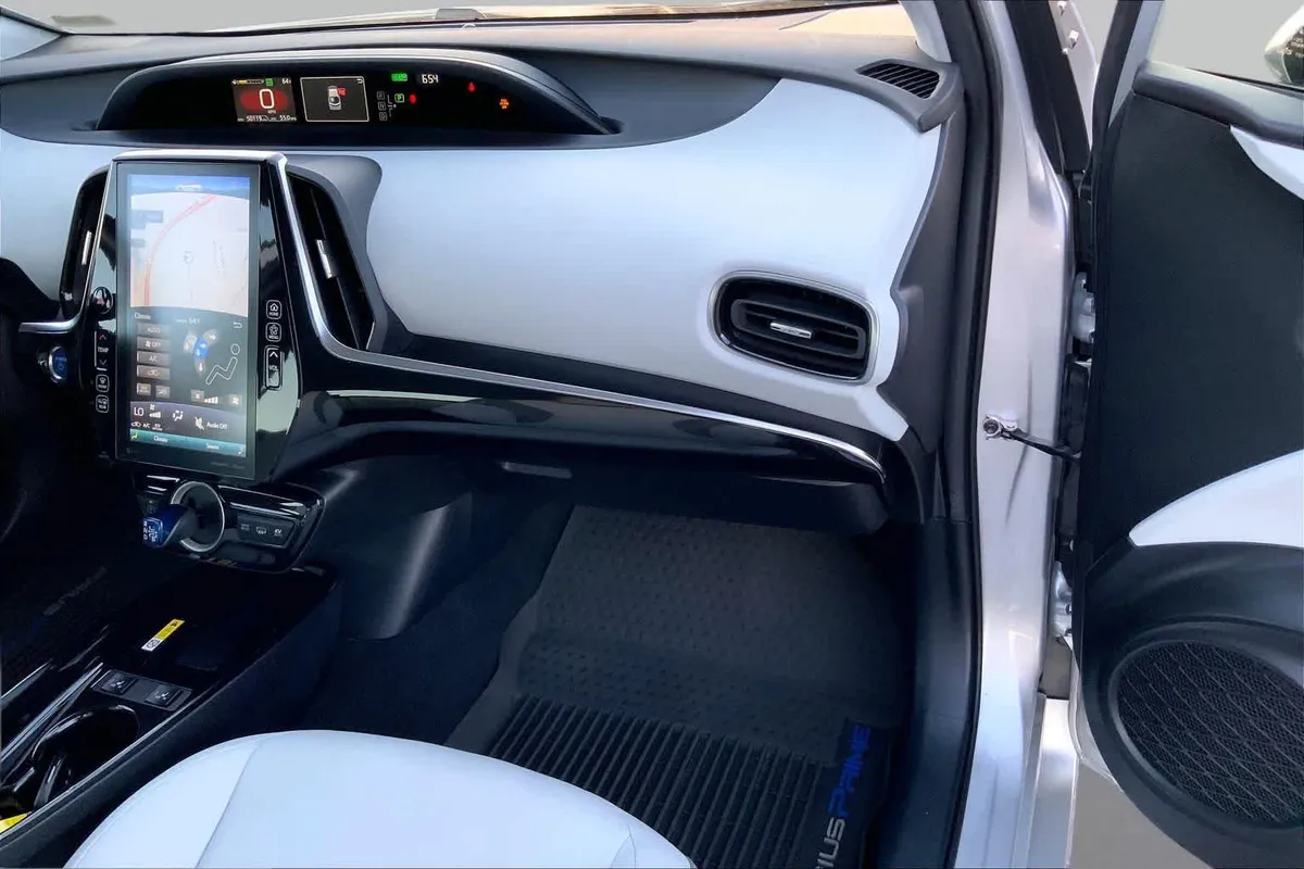 2021 Toyota Prius Prime XLE thumbnail 18