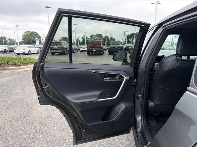 2021 Toyota RAV4 Hybrid XSE thumbnail 17