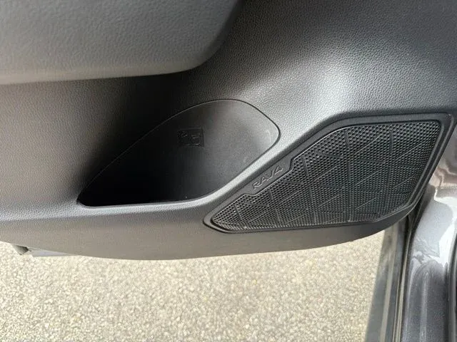 2021 Toyota RAV4 Hybrid XSE thumbnail 18