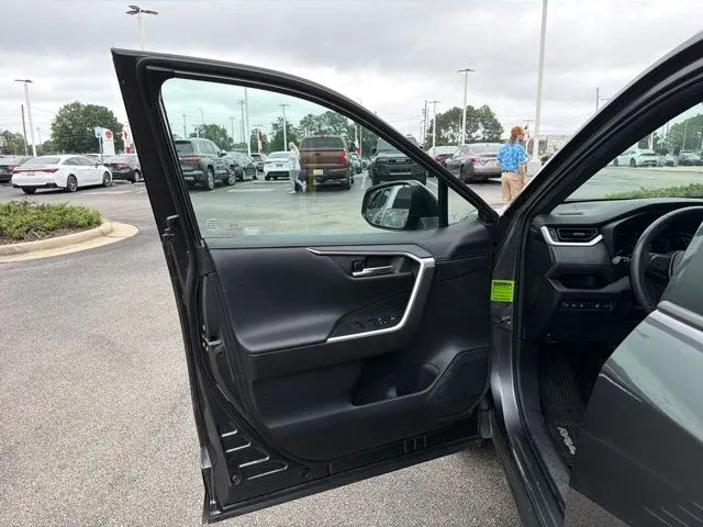 2021 Toyota RAV4 Hybrid XSE thumbnail 25