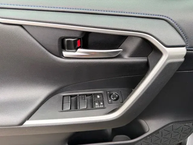 2021 Toyota RAV4 Hybrid XSE thumbnail 27