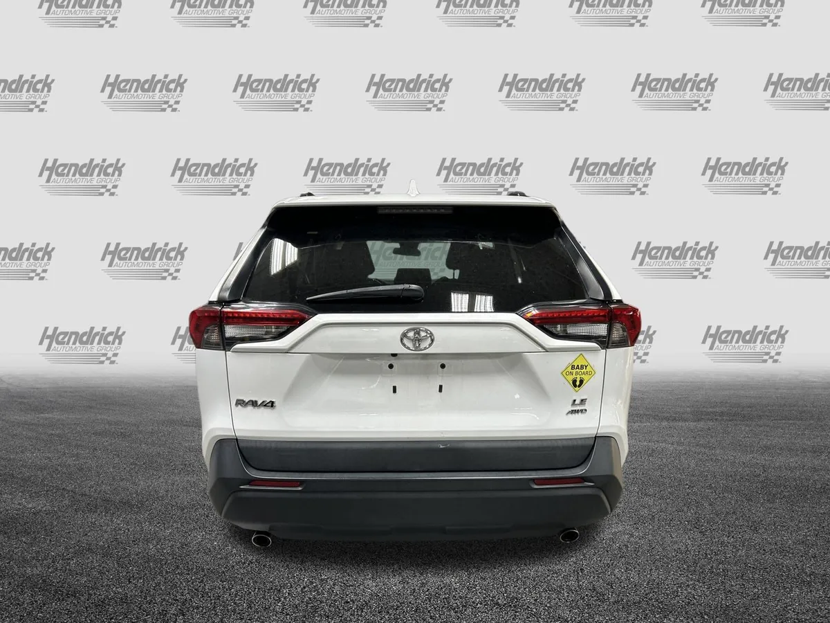 2021 Toyota RAV4 LE thumbnail 10