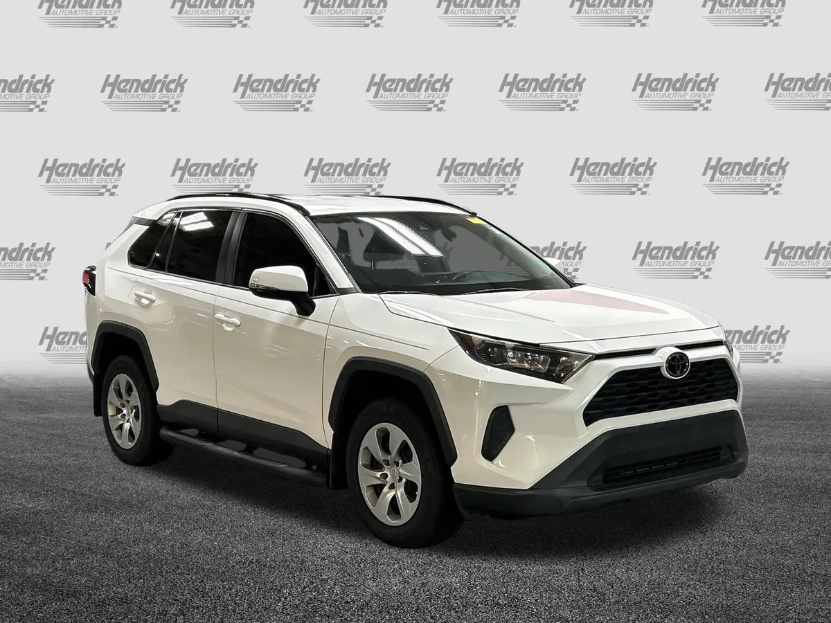 2021 Toyota RAV4 LE thumbnail 2