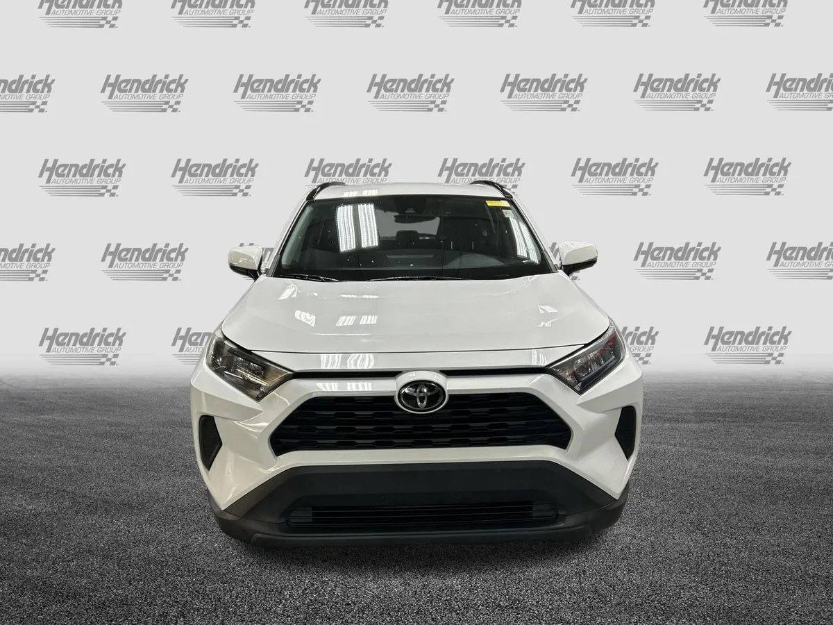 2021 Toyota RAV4 LE thumbnail 3