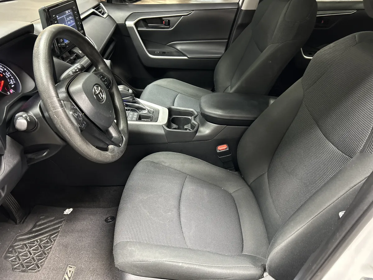 2021 Toyota RAV4 LE thumbnail 6