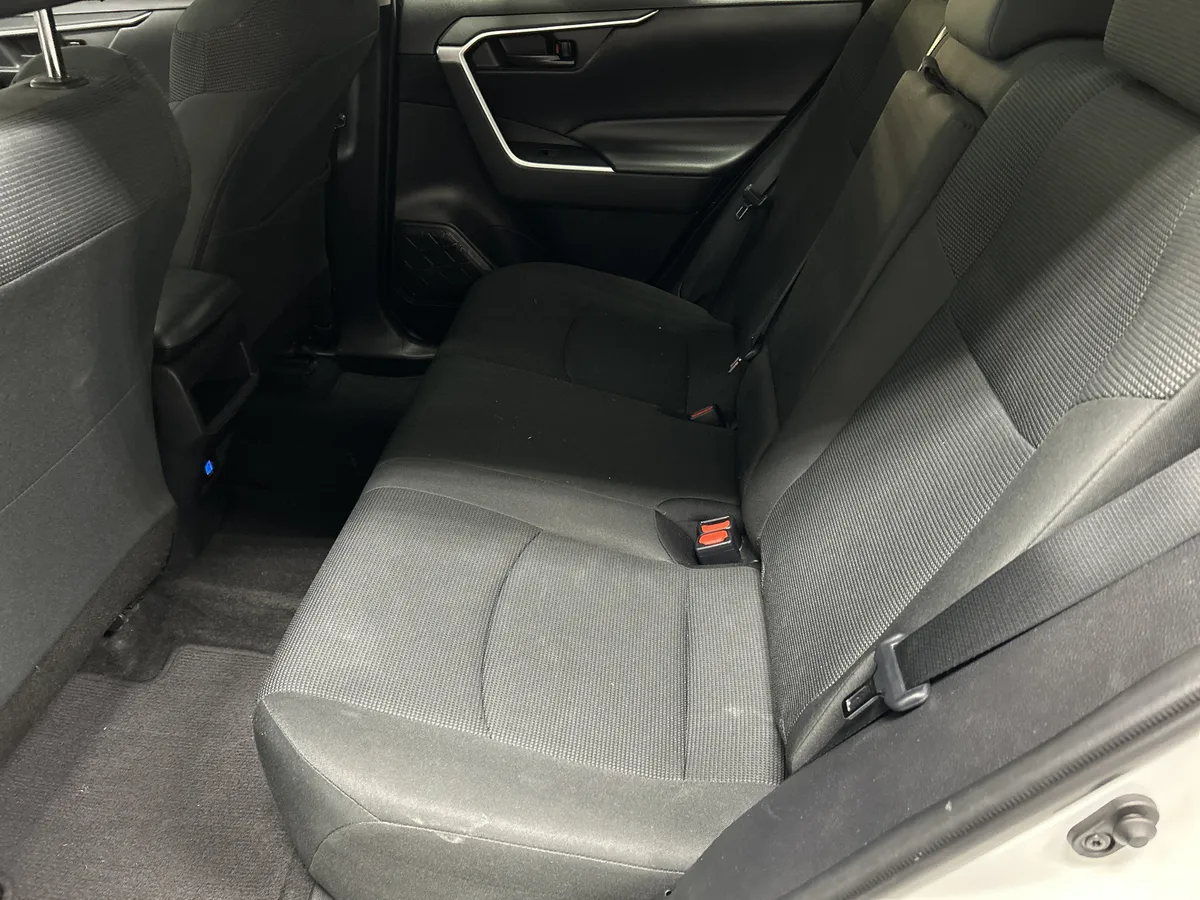 2021 Toyota RAV4 LE thumbnail 8