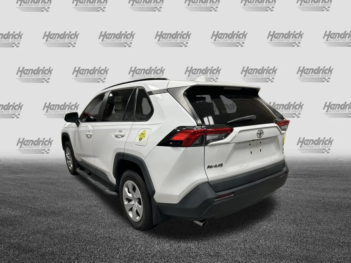 2021 Toyota RAV4 LE thumbnail 9