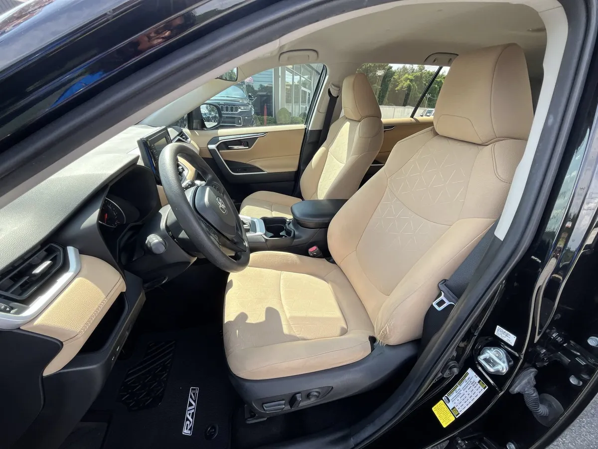 2021 Toyota RAV4 XLE thumbnail 11