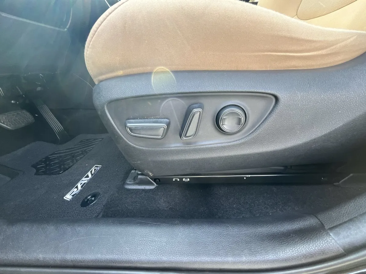 2021 Toyota RAV4 XLE thumbnail 12