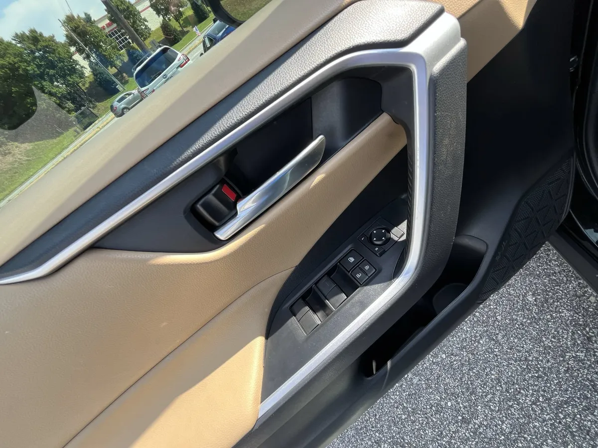 2021 Toyota RAV4 XLE thumbnail 13