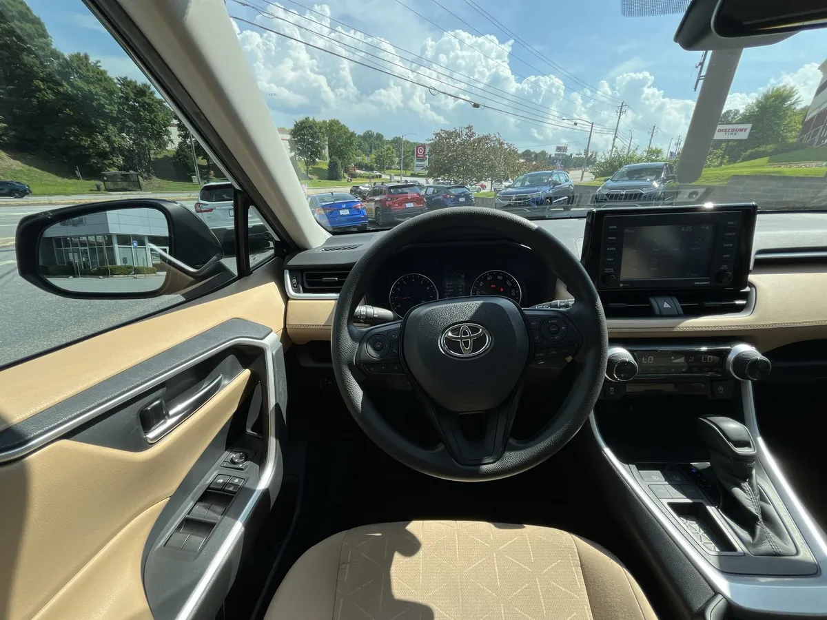 2021 Toyota RAV4 XLE thumbnail 14