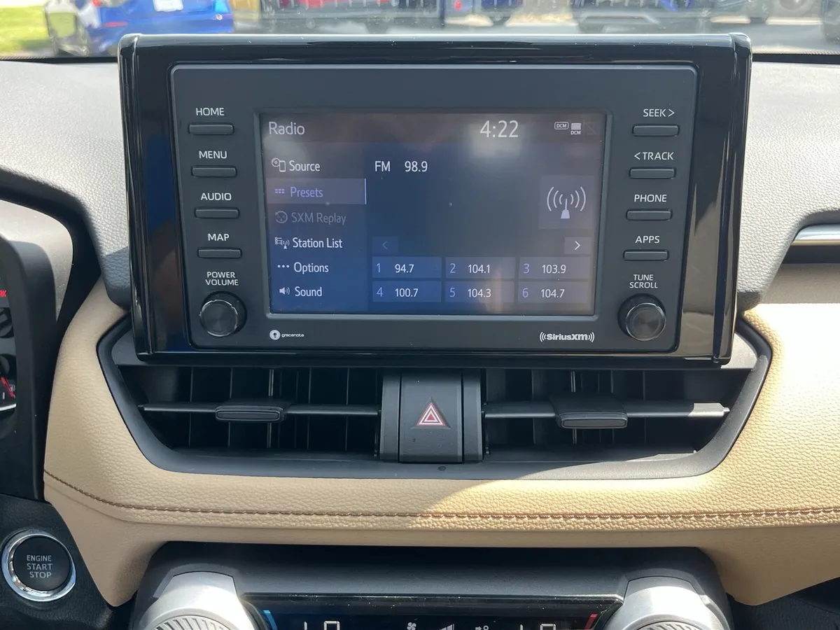 2021 Toyota RAV4 XLE thumbnail 16