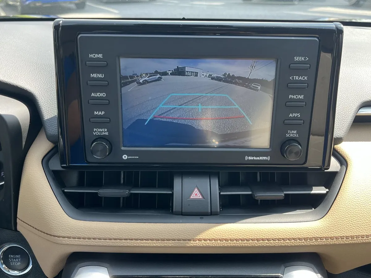 2021 Toyota RAV4 XLE thumbnail 17