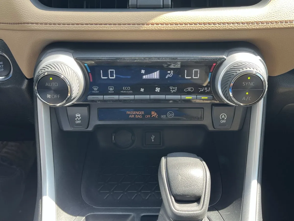 2021 Toyota RAV4 XLE thumbnail 18