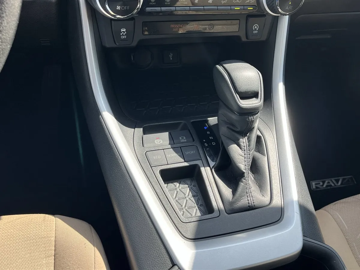 2021 Toyota RAV4 XLE thumbnail 19