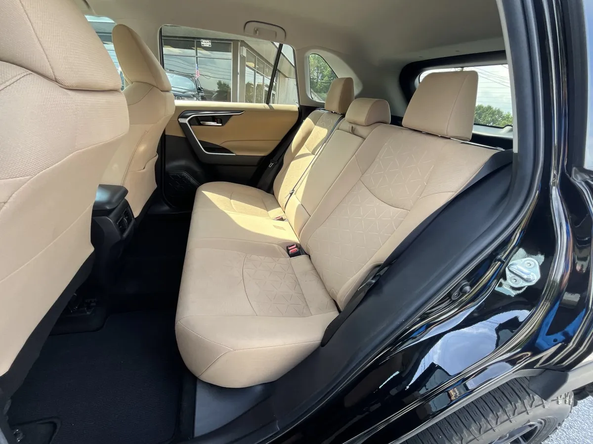 2021 Toyota RAV4 XLE thumbnail 21