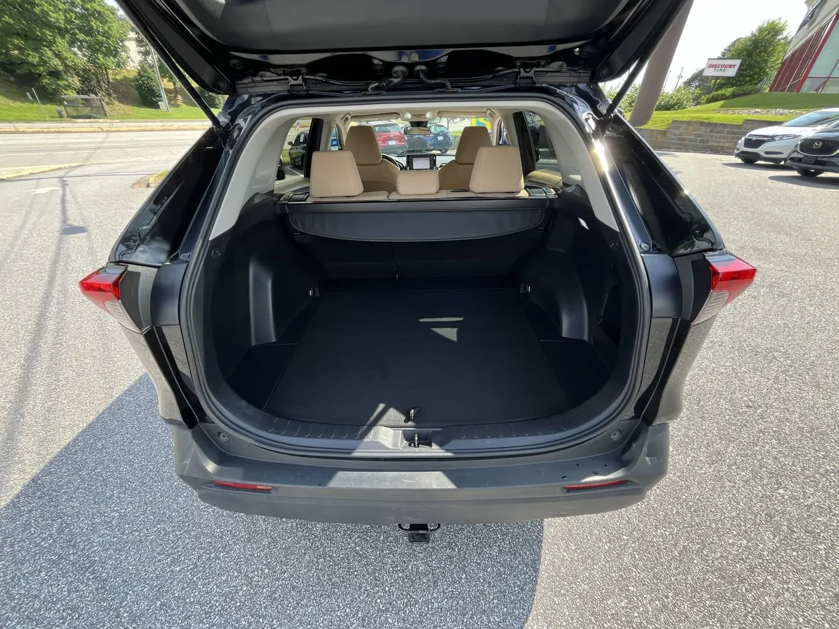 2021 Toyota RAV4 XLE thumbnail 22