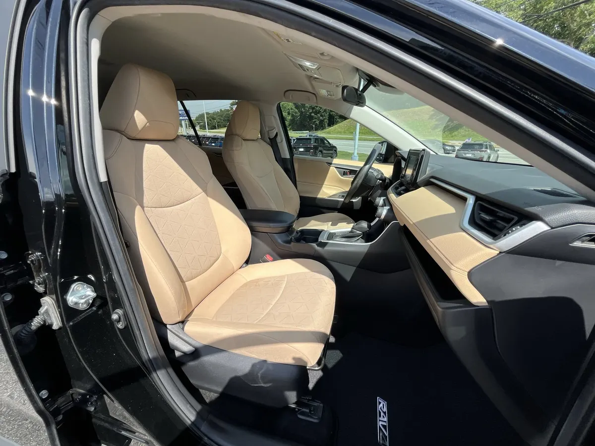 2021 Toyota RAV4 XLE thumbnail 23