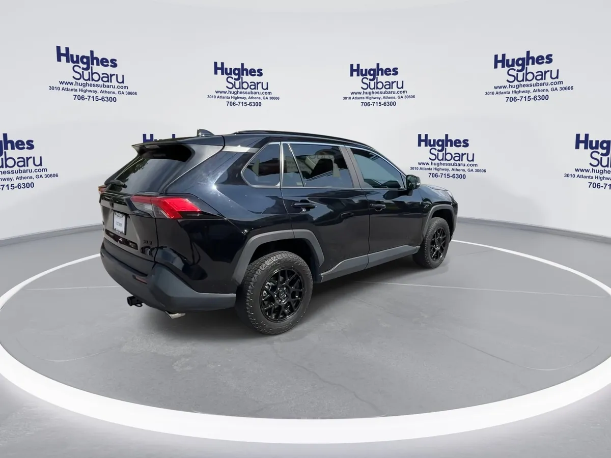 2021 Toyota RAV4 XLE thumbnail 8