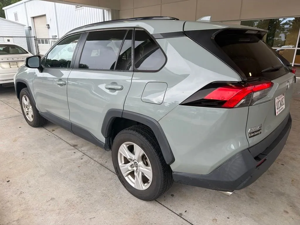 2021 Toyota RAV4 XLE thumbnail 2