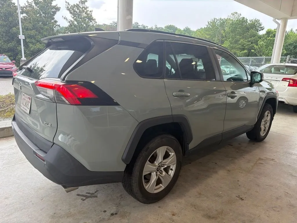 2021 Toyota RAV4 XLE thumbnail 3