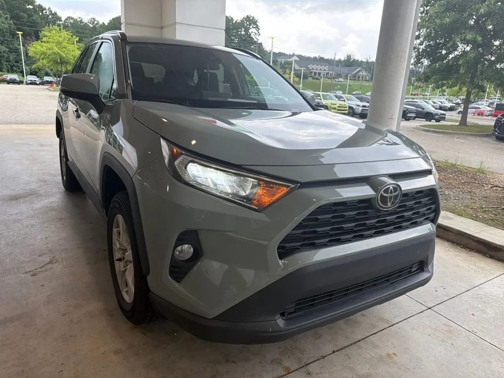 2021 Toyota RAV4 XLE thumbnail 4