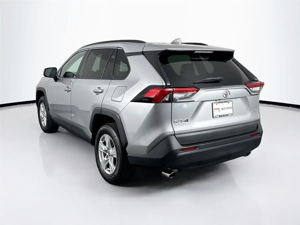 2021 Toyota RAV4 XLE thumbnail 10