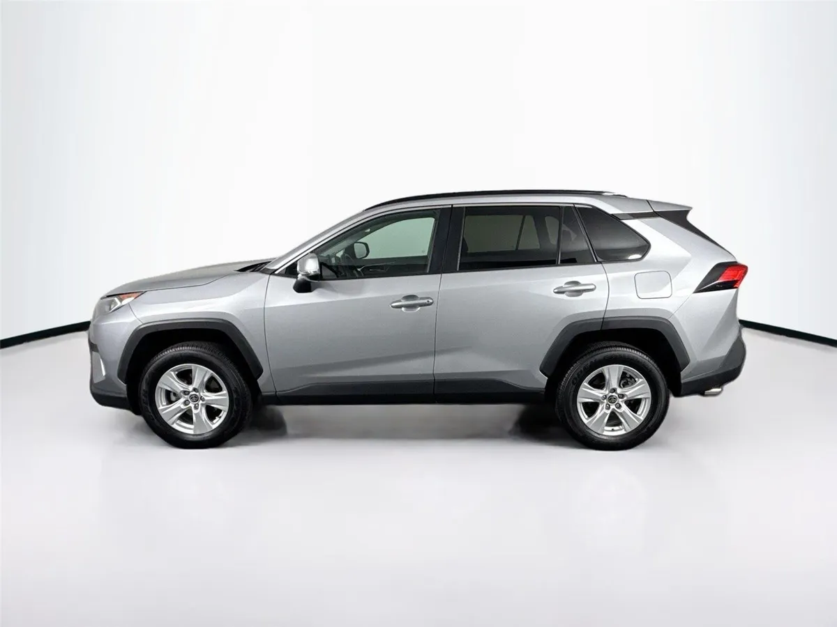2021 Toyota RAV4 XLE thumbnail 11