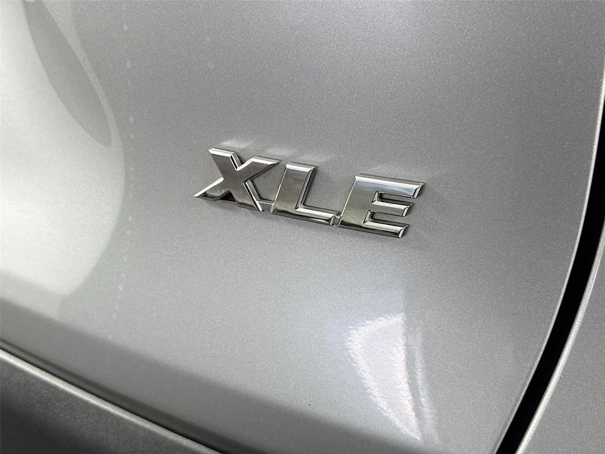 2021 Toyota RAV4 XLE thumbnail 12