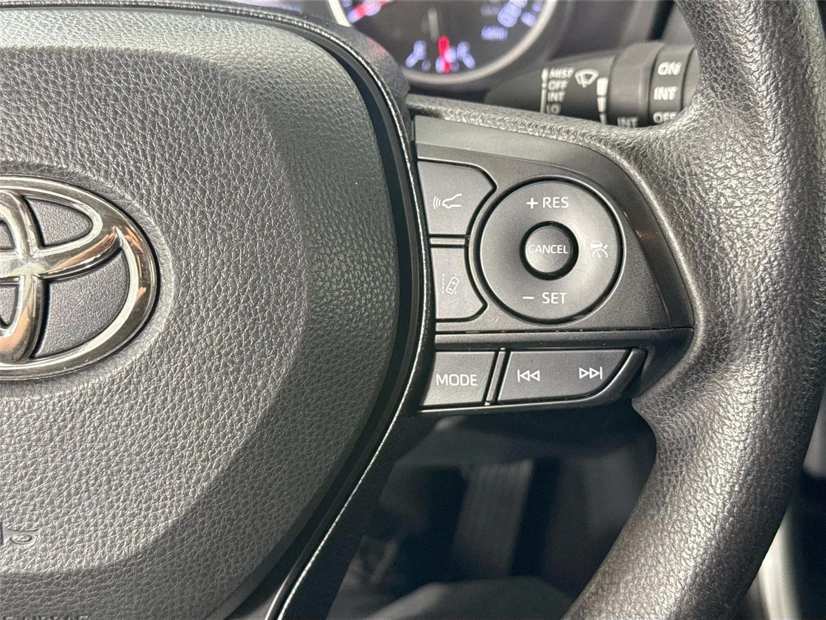 2021 Toyota RAV4 XLE thumbnail 16