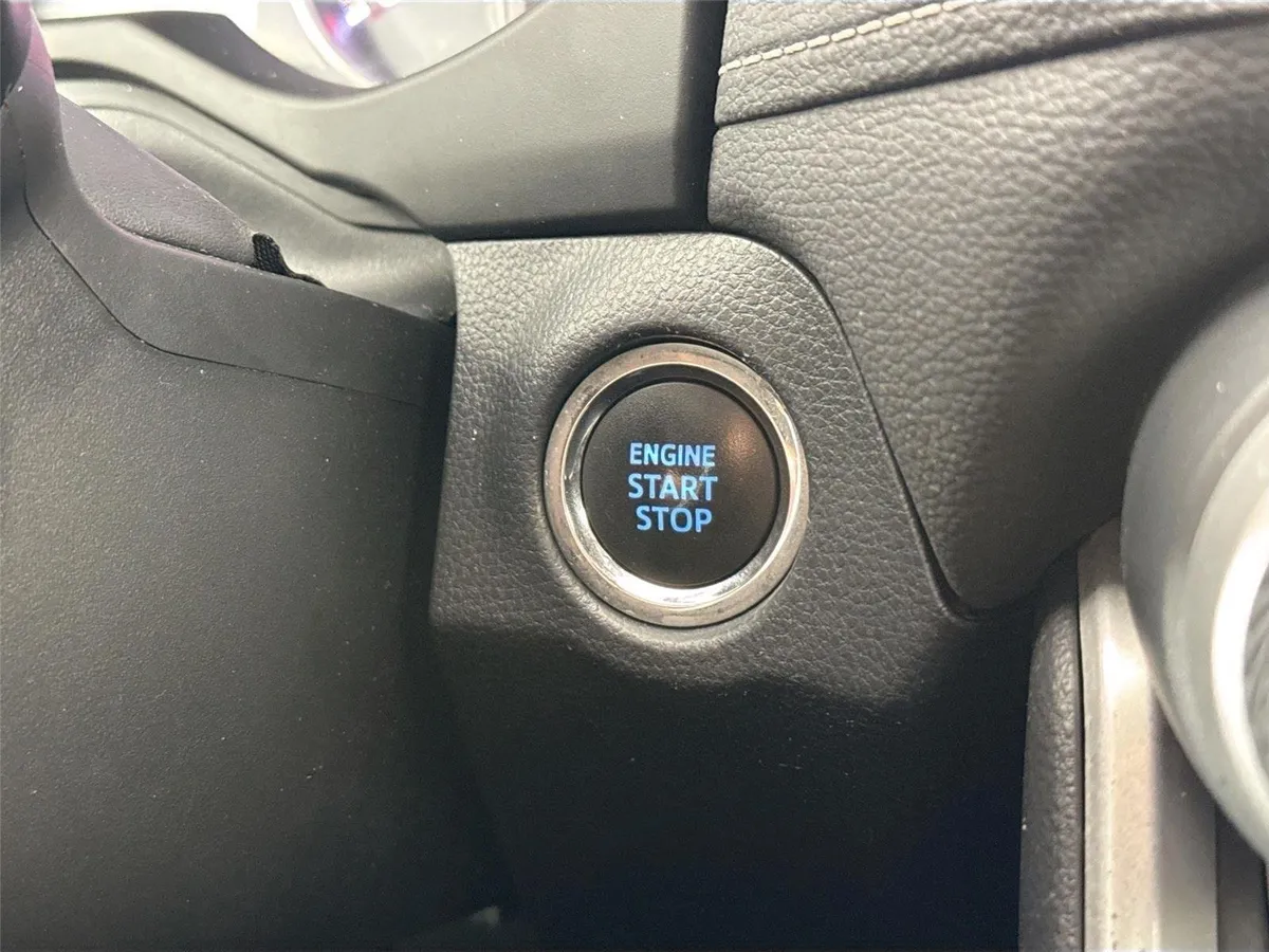 2021 Toyota RAV4 XLE thumbnail 18