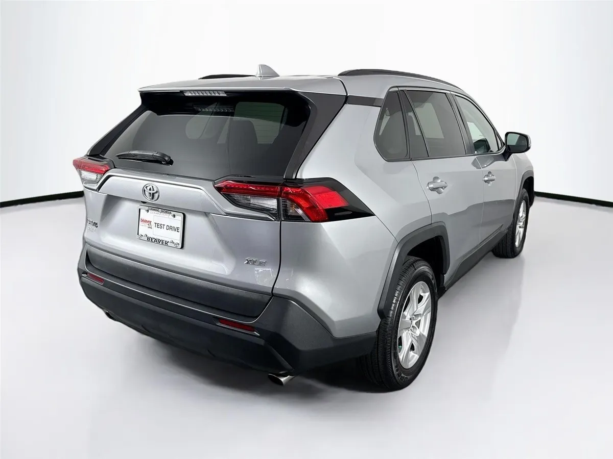2021 Toyota RAV4 XLE thumbnail 2