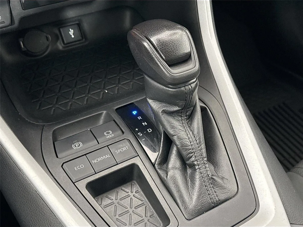 2021 Toyota RAV4 XLE thumbnail 23
