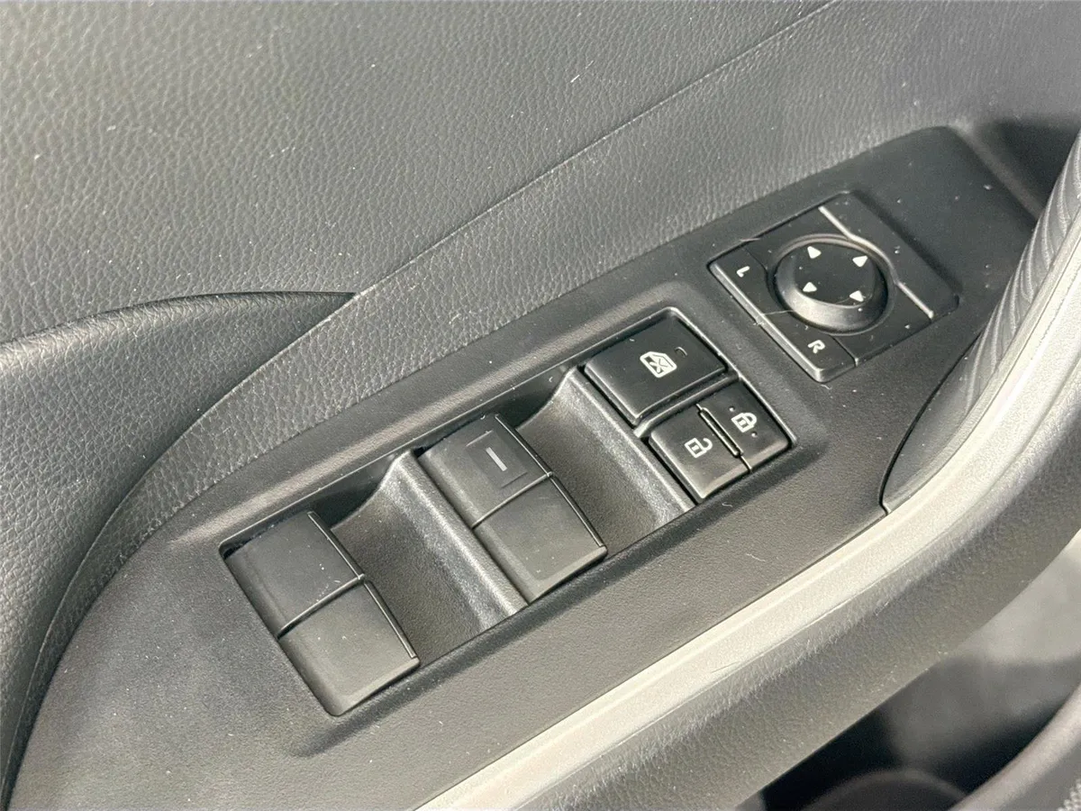 2021 Toyota RAV4 XLE thumbnail 24