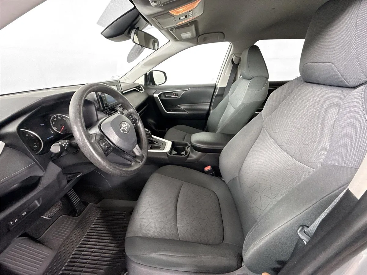 2021 Toyota RAV4 XLE thumbnail 3