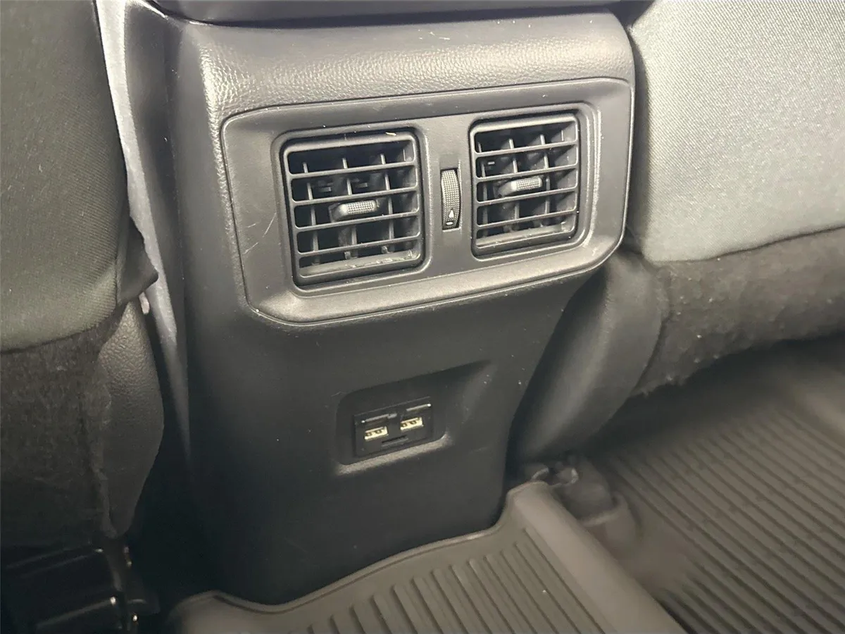 2021 Toyota RAV4 XLE thumbnail 31