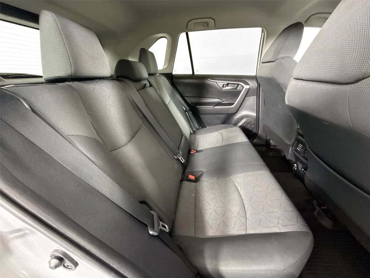 2021 Toyota RAV4 XLE thumbnail 37