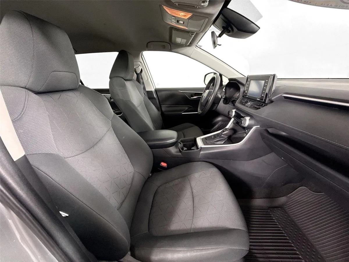2021 Toyota RAV4 XLE thumbnail 38