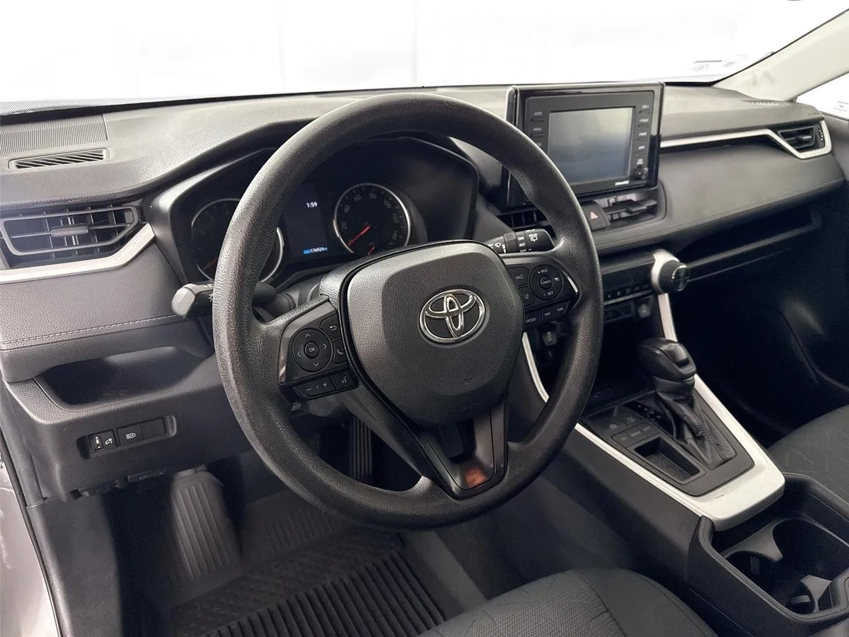 2021 Toyota RAV4 XLE thumbnail 4