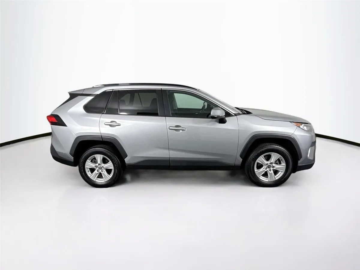 2021 Toyota RAV4 XLE thumbnail 8