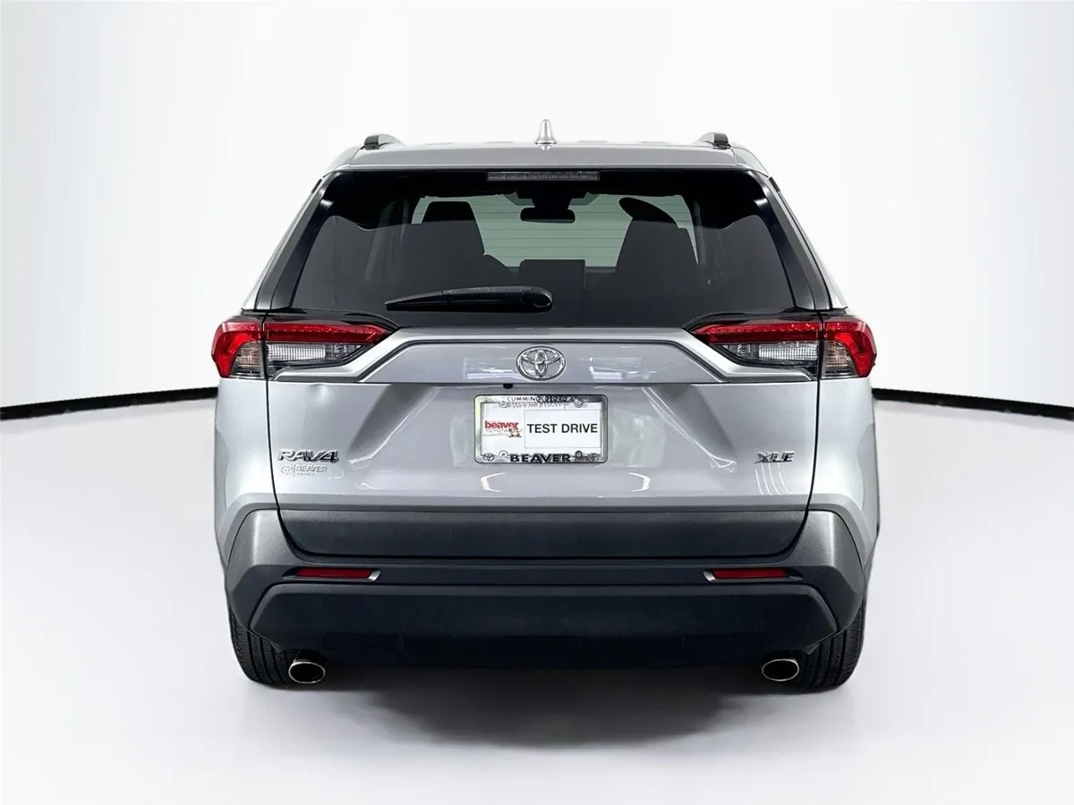 2021 Toyota RAV4 XLE thumbnail 9
