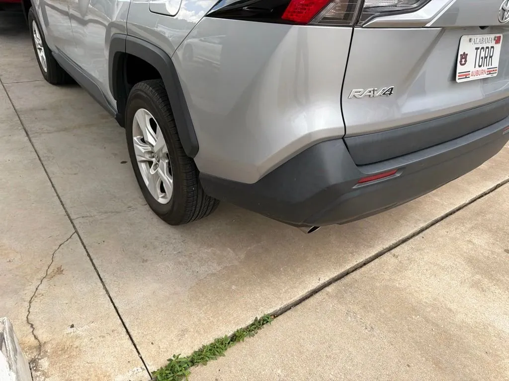 2021 Toyota RAV4 XLE thumbnail 2