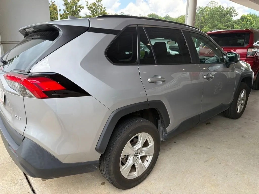 2021 Toyota RAV4 XLE thumbnail 3