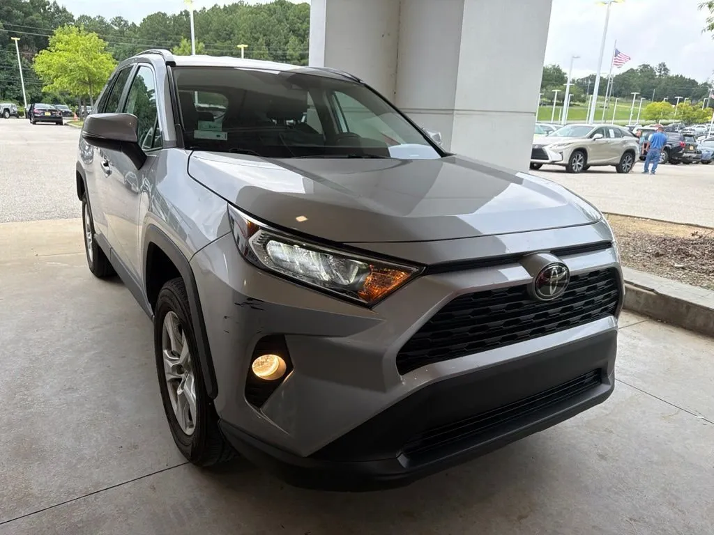 2021 Toyota RAV4 XLE thumbnail 4