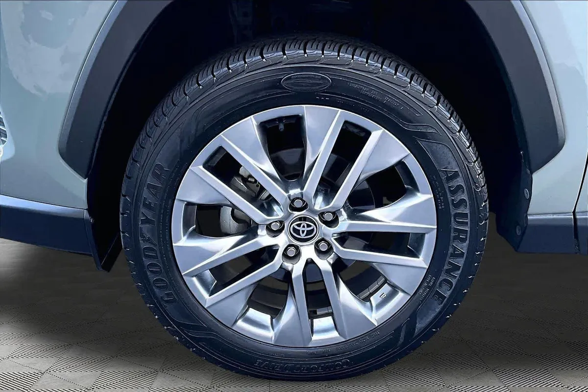 2021 Toyota RAV4 XLE Premium thumbnail 10