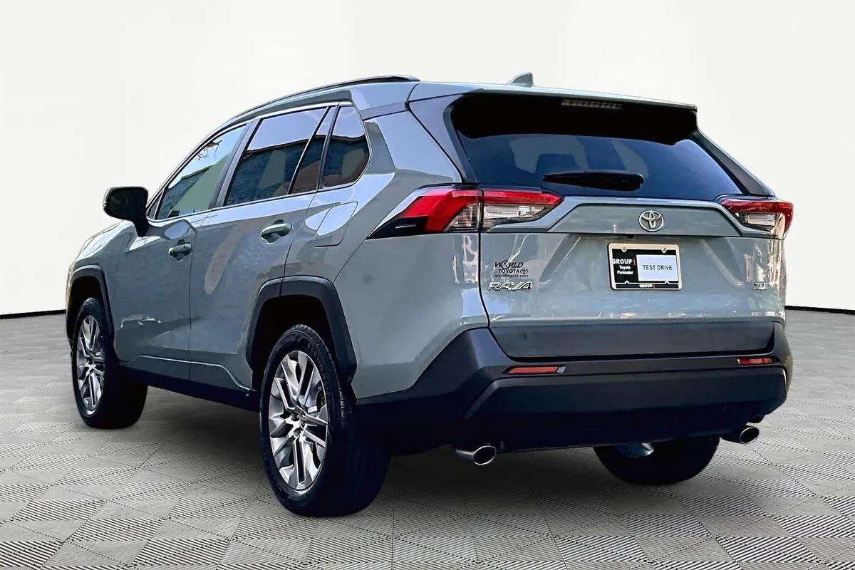 2021 Toyota RAV4 XLE Premium thumbnail 11