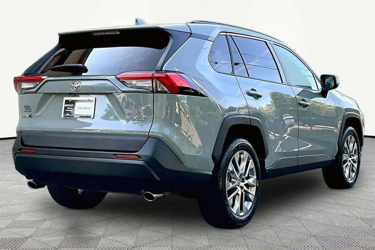2021 Toyota RAV4 XLE Premium thumbnail 12