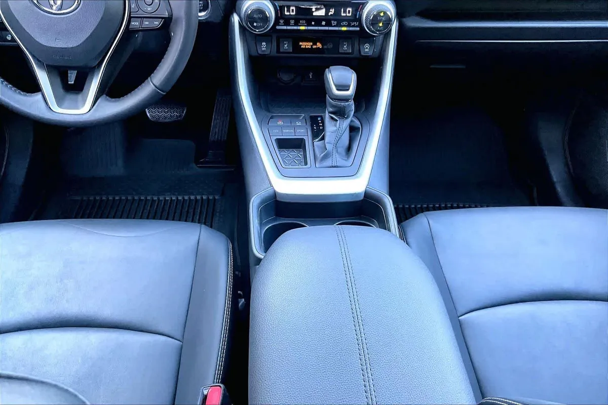 2021 Toyota RAV4 XLE Premium thumbnail 16