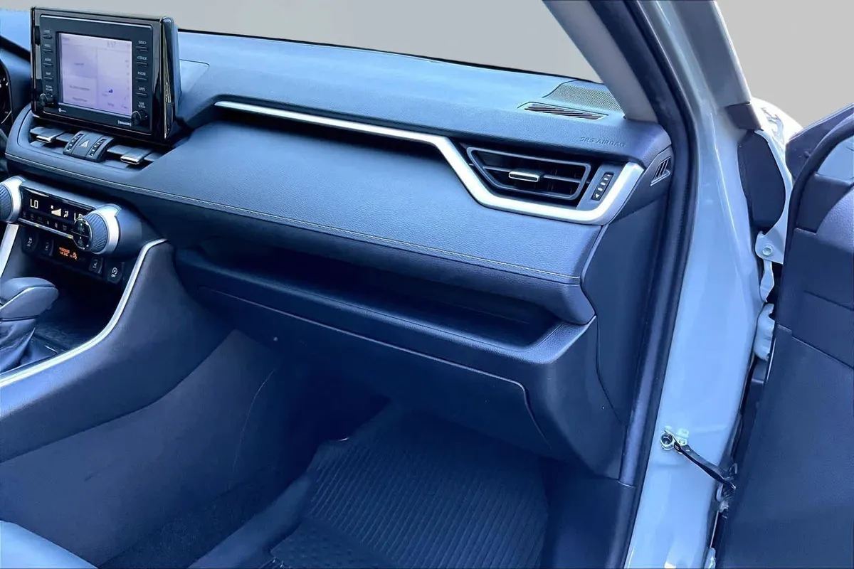 2021 Toyota RAV4 XLE Premium thumbnail 18
